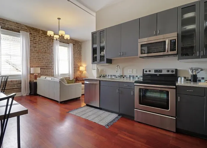 Downtown Loft- Steps Away From Plant Riverside!