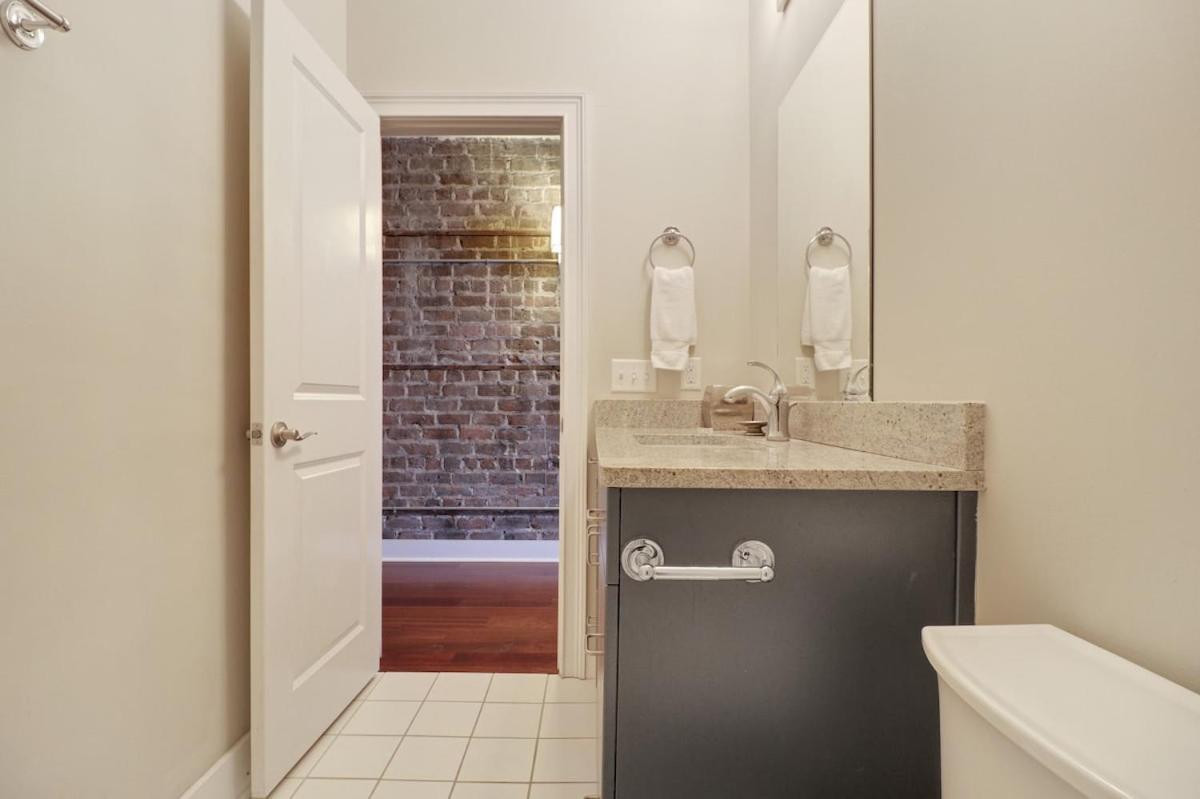 Downtown Loft- Steps Away From Plant Riverside! Appartement Savannah